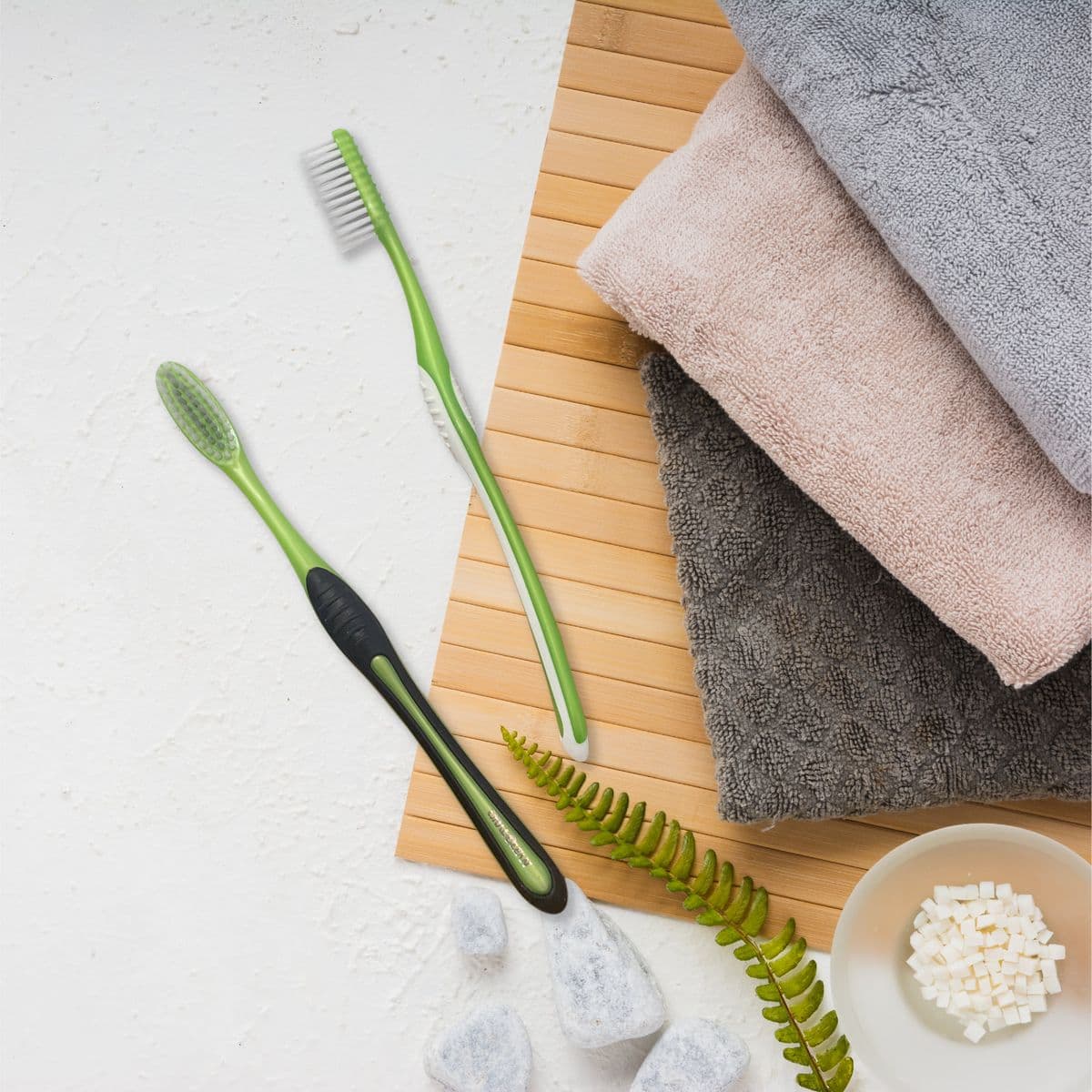 Bàn chải đặt cạnh khăn tắm