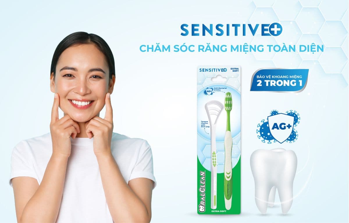 Người phụ nữ mỉm cười cạnh bộ đôi bàn chải