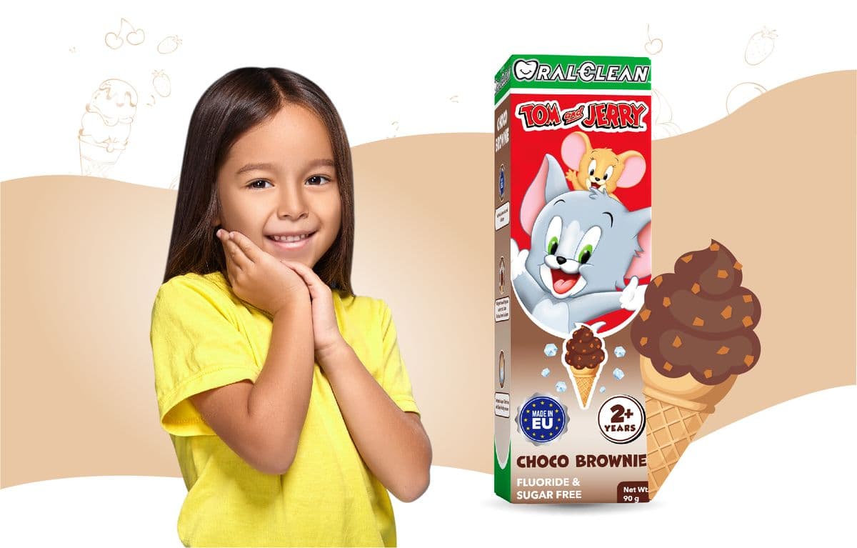Bé gái mỉm cười cạnh hộp kem Choco Brownie
